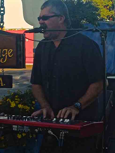 Mike on keys at Izmskzm show.